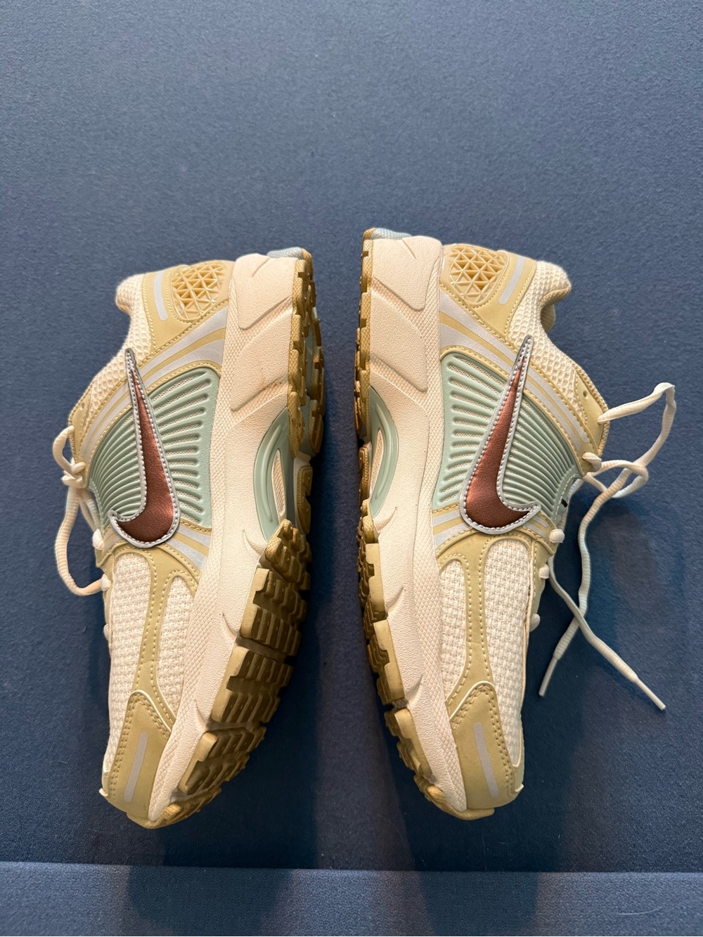 Men/Women’s Nike Vomeros. Brown, tan and mint green/blue. Mens 8, womens 9.5 - Picture 3 of 5
